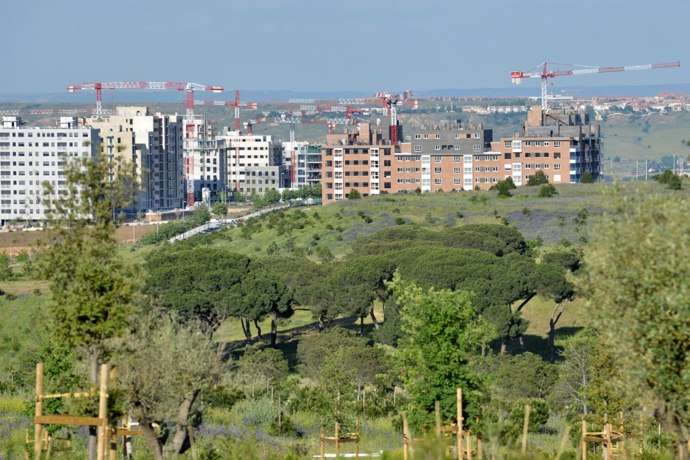 Valdebebas, Madrid: Parque Forestal. Skyline urbano a junio de 2013
