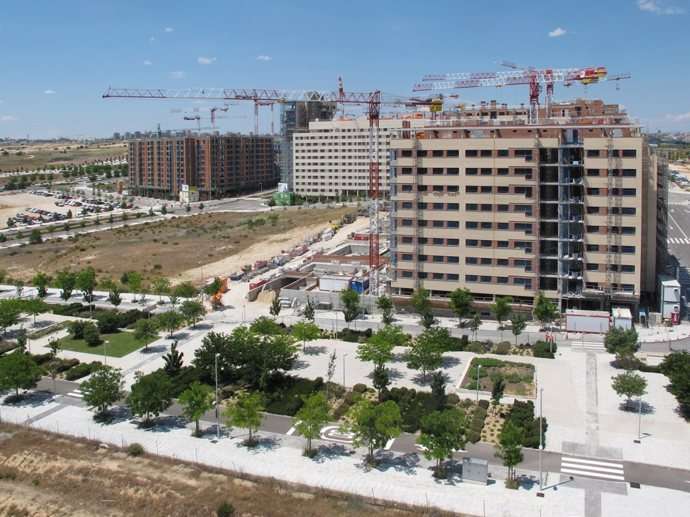 Valdebebas, junio de 2013. La construcción del nuevo barrio de Madrid avanza.