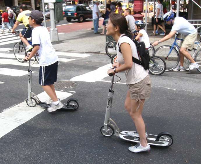 En patinete por la ciudad: los patinetes son una excelente forma de transporte para adultos En patinete por la ciudad: los patinetes son una excelente forma de transporte para adultos