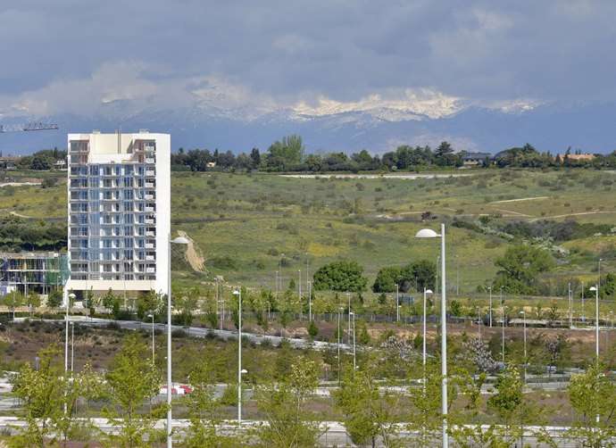 Una vista de Valdebebas y alrededores, con la sierra de Madrid al fondo, mayo de 2013