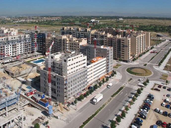 Valdebebas, junio de 2013. La construcción del nuevo barrio de Madrid avanza.